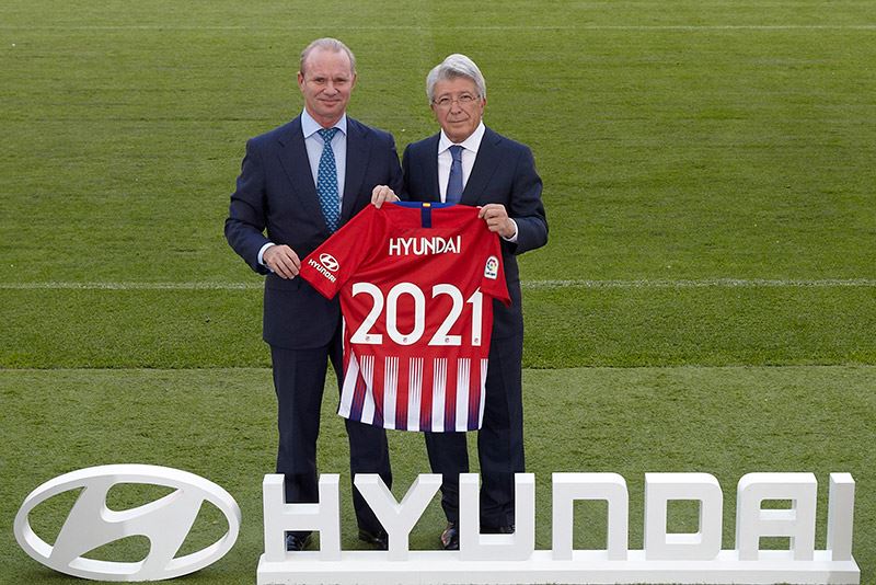 Foto: Leopoldo Satrústegui, Managing Director van Hyundai Motor Spanje (links) en Enrique Cerezo, voorzitter van Atlético Madrid.