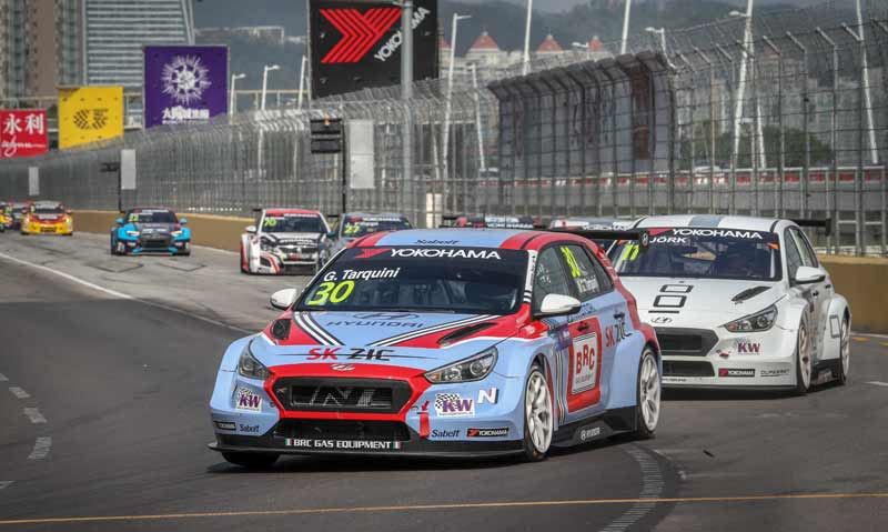 Gabriele Tarquini won met het BRC Hyundai-team de wereldtitel in de FIA World Touring Car Cup.