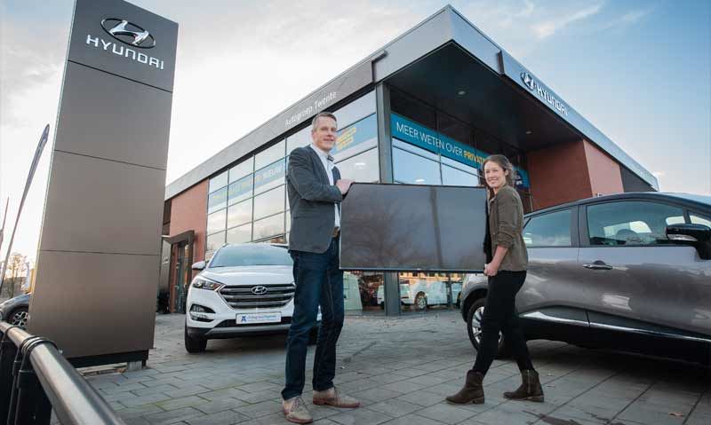 Mevrouw Muermans is de gelukkige winnares van een LG 49” 4K-TV. Raymond Tijink van Hyundai-dealer Autogroep Twente Enschede reikte de prijs uit.