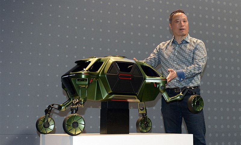 Fotografie: John Suh, Vice President bij Hyundai CRADLE, presenteert de Elevate Walking Car Concept tijdens CES 2019.