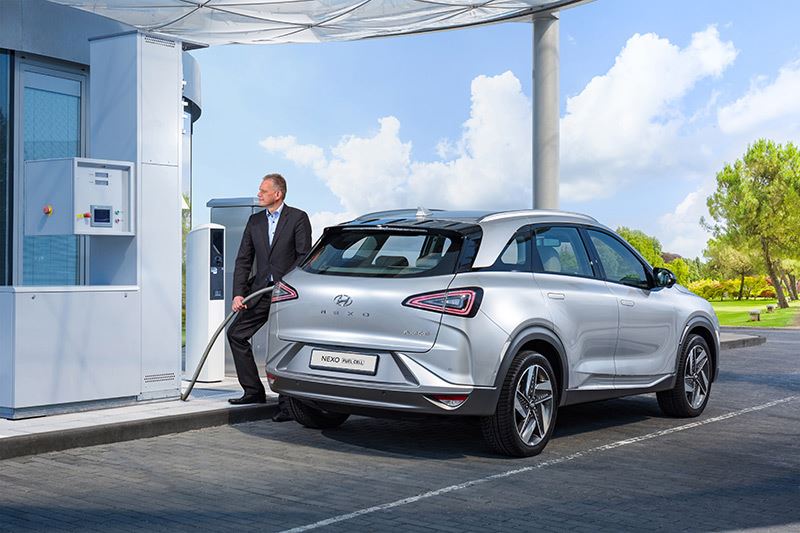 Onder de motorkap van de Hyundai NEXO ligt geen verbrandingsmotor, maar een brandstofcel die waterstof omzet in elektriciteit waarmee de elektromotor wordt aangedreven.