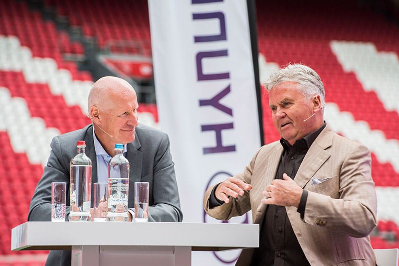 Voormalig teamchef van het nationale elftal van Zuid-Korea en huidig NOS-commentator Jan Roelfs (links) interviewt Guus Hiddink, voormalig bondscoach van Zuid-Korea.