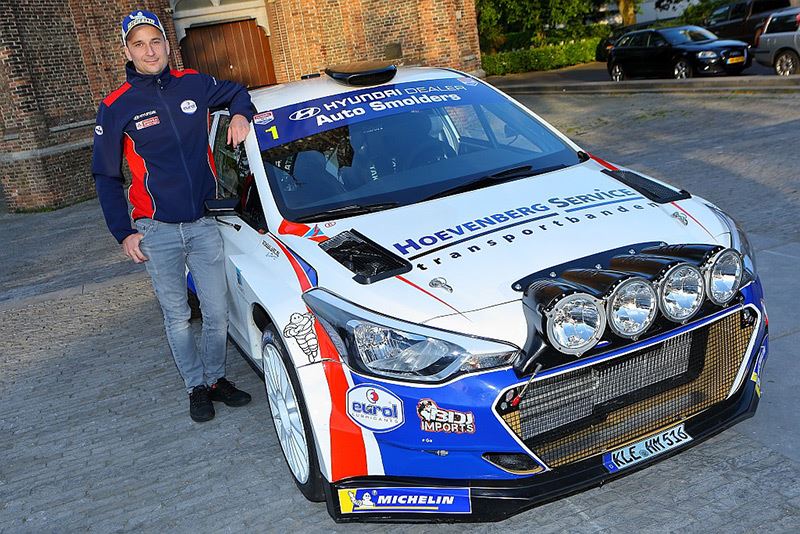 Bob de Jong naast zijn Hyundai i20 R5 (foto Edwin Hengelman).