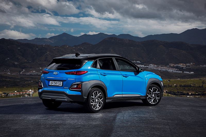 De nieuwe Hyundai KONA Hybrid combineert de voordelen van een zuinige benzinemotor met de trekkracht van een elektromotor.
