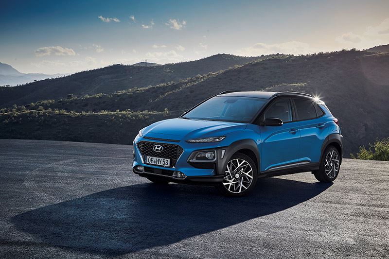 De accu van de nieuwe Hyundai KONA Hybrid laadt automatisch op door de energie die wordt opgewekt tijdens uitrollen en remmen.
