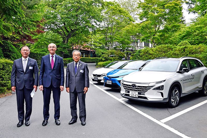 (V.l.n.r.): Executive Vice Chairman Euisun Chung van Hyundai Motor Group, Air Liquide-voorzitter Benoît Potier en voorzitter van Toyota Takeshi Uchiyamada geven leiding aan de Hydrogen Council.