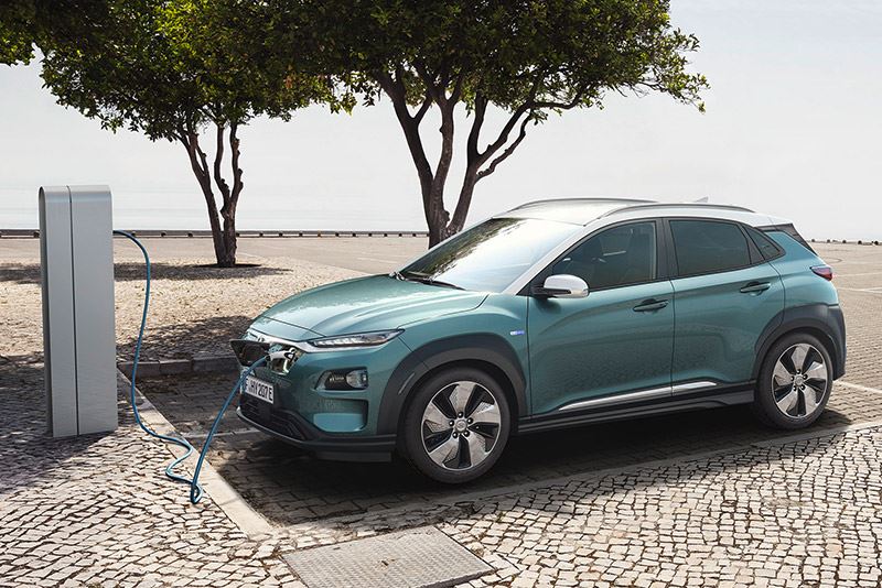 Onderhoud aan de volledig elektrische Hyundai KONA Electric kun je het best door de gespecialiseerde monteurs van de Hyundai-dealer laten uitvoeren.