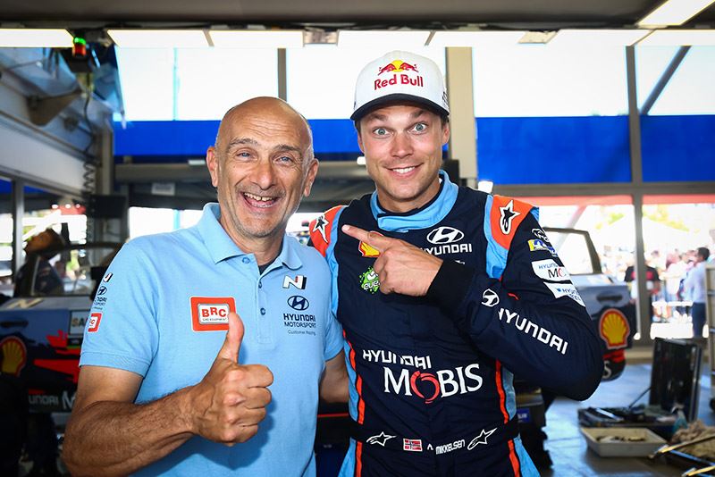 Wereldkampioen in het FIA World Touring Car Cup (WTCR) Gabriele Tarquini (links) en rallyrijder Andreas Mikkelsen.