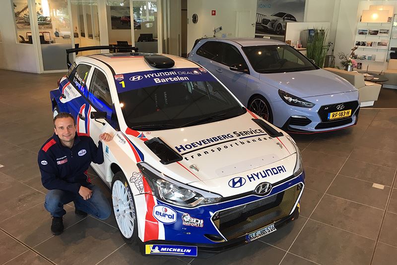 Bob de Jong naast zijn rallyauto Hyundai i20 R5 (foto Erik van ’t Land/RallyPicture).