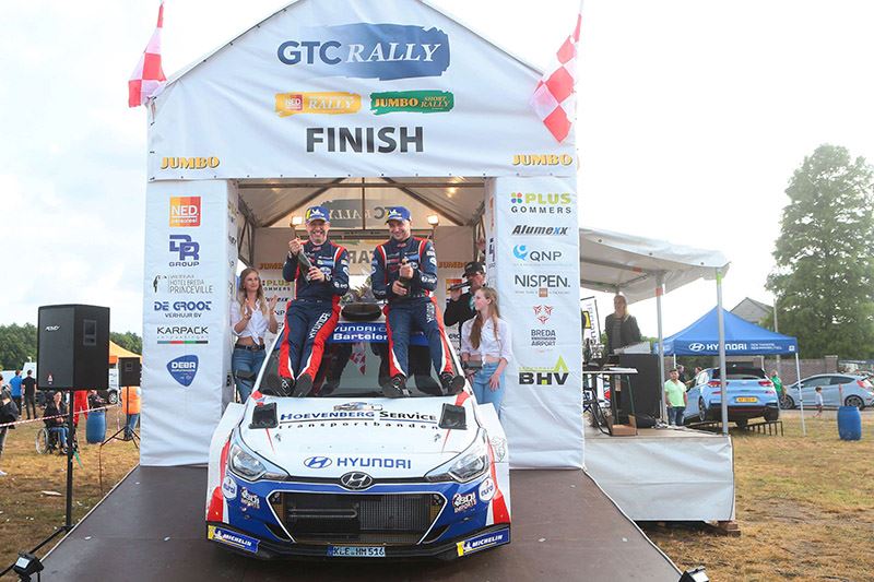 Bob de Jong (rechts) en zijn navigator Bjorn Degandt vieren hun overwinning in de GTC Rally (foto Erik van ’t Land/RallyPicture