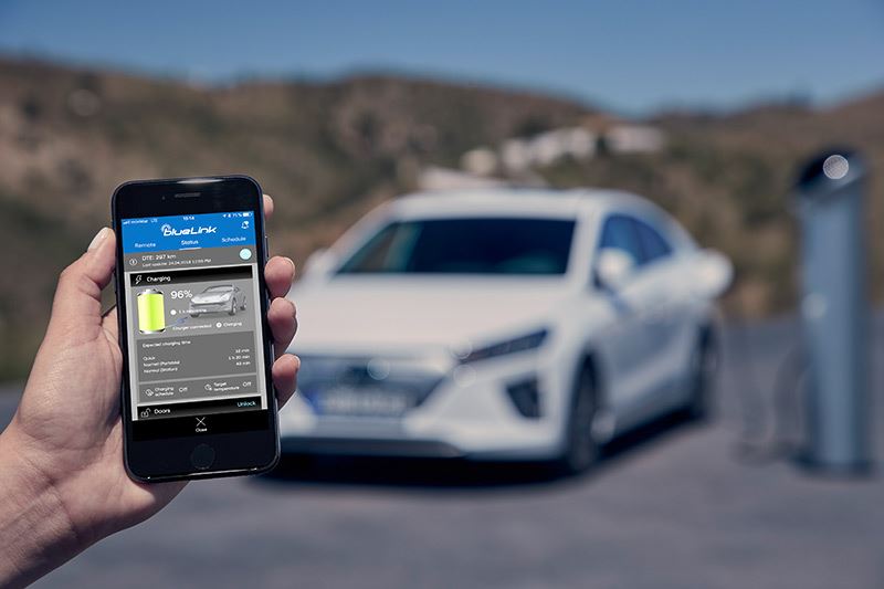 Met een app kun je diverse functies van de nieuwe Hyundai IONIQ op afstand bedienen.