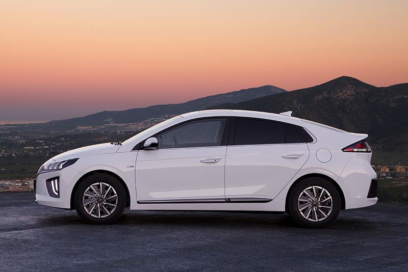 De geheel vernieuwde IONIQ Electric kan op een volle batterij 311 km afleggen.