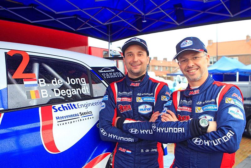 Bob de Jong (links) en zijn navigator Bjorn Degandt zijn Nederlands kampioen rallyrijden (foto Erik van ’t Land/RallyPicture).
