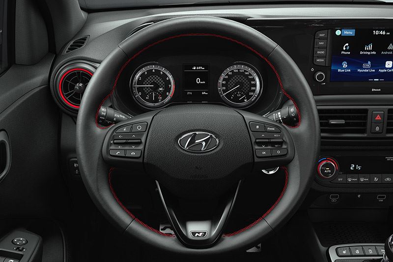 Ook opvallend in het interieur van de Hyundai i10 N Line: het stuurwiel met N-logo en het sportieve instrumentarium.