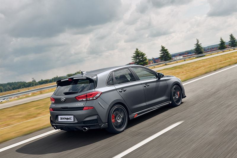 De Hyundai i30 N Project C weegt minder dan de hot hatch i30 N en rijdt bij hoge snelheden strakker over het asfalt.