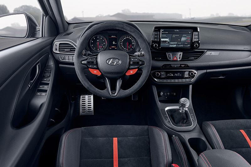 In het interieur van de Hyundai i30 N Project C is veel alcantara te vinden, onder meer op het stuurwiel en bij de versnellingshendel en handrem.