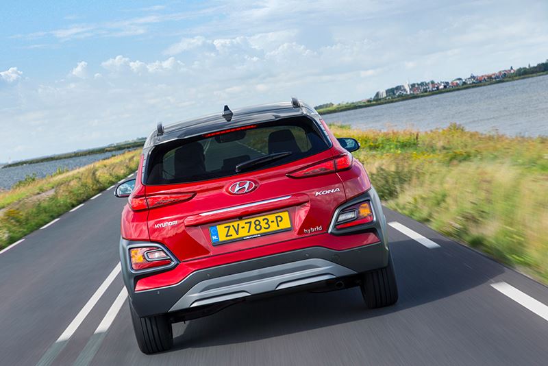 De KONA Hybrid combineert de voordelen van een zuinige 1,6-liter benzinemotor met de trekkracht van een elektromotor.