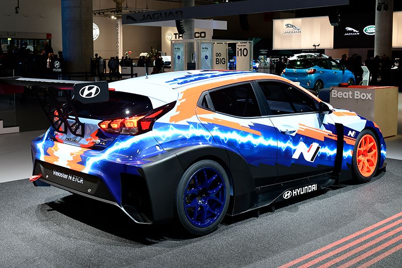 De elektrische raceauto Hyundai Veloster N ETCR heeft achterwielaandrijving en beschikt over een middenmotor.