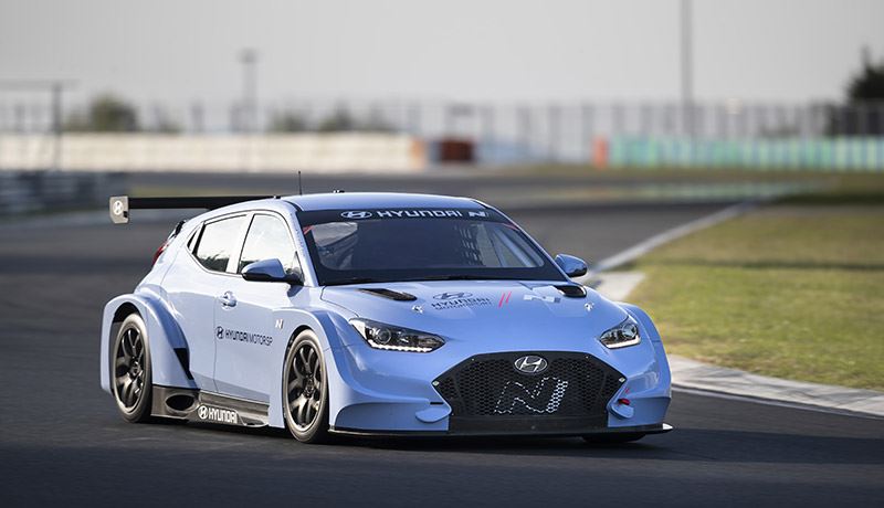 De Hyundai Veloster N ETCR heeft een elektrische motor die in het midden van de bolide is geplaatst.