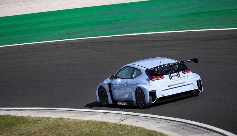 De Hyundai Veloster N ETCR heeft een elektrische motor die in het midden van de bolide is geplaatst.