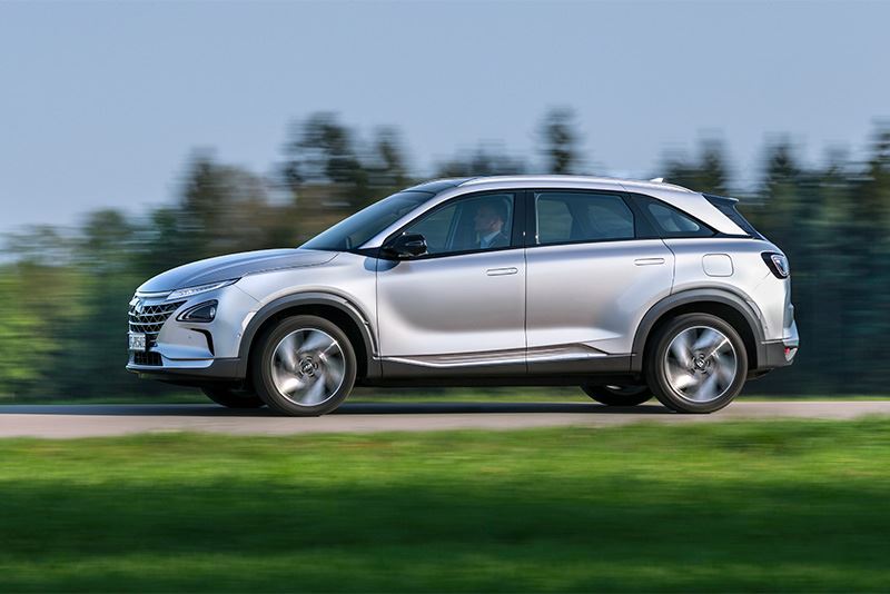 De Hyundai NEXO rijdt niet op benzine of diesel, maar op waterstof. Een brandstofcel zet waterstof om in elektriciteit.