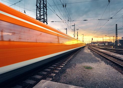 Hyundai met voetbalsupporters in de trein naar Oranje