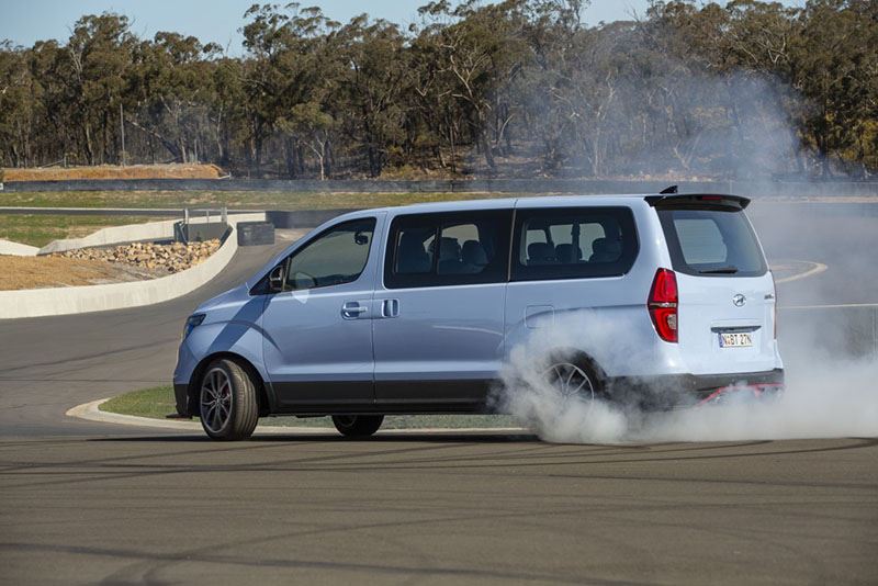 De supersnelle bestelauto Hyundai iMax N staat op speciale 19-inch lichtmetalen wielen en is achterwielaangedreven.