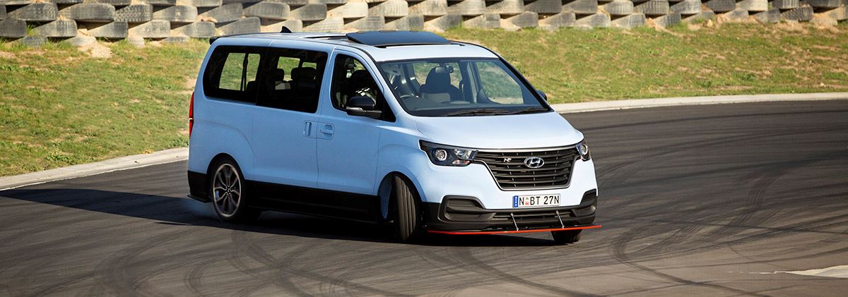 VIDEO: driften in een bestelauto met 408 pk!