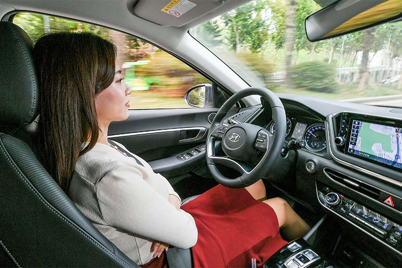 Dankzij het zelflerende karakter rijdt de slimme Smart Cruise Control van Hyundai autonoom op precies dezelfde manier als de bestuurder.