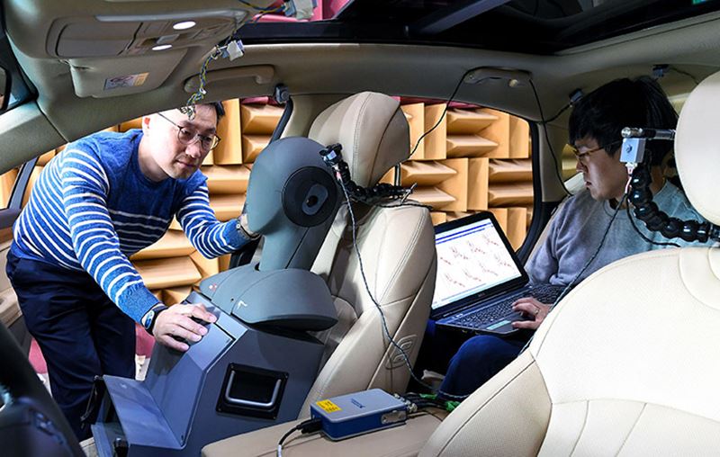 Uitvoerige tests wijzen uit dat het geluidsniveau in een Hyundai met Road Noise Active Noise Control (RANC) met 3 dB daalt.