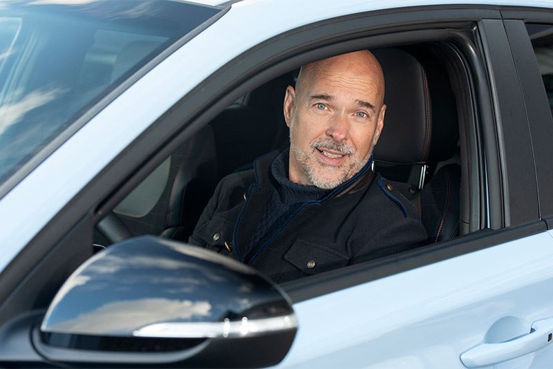 Rob Kamphues rijdt in de Hyundai i30 Fastback N. ‘Technisch vind ik ’m fenomenaal. Je ziet vanbuiten niet waar-ie allemaal toe in staat is.’