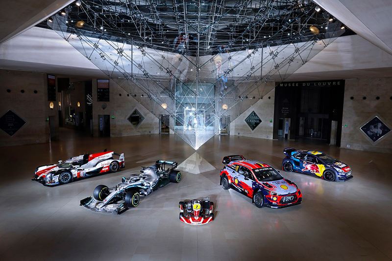 Alle prominenten uit de racewereld én hun bolides – met tweede van links de Formule 1-auto van wereldkampioen Lewis Hamilton en tweede van rechts de rallyauto van Thierry Neuville – waren aanwezig tijdens het prestigieuze FIA Prize Giving gala.
