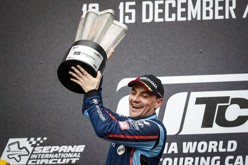 Norbert Michelisz viert zijn titel in het FIA World Touring Car Cup.