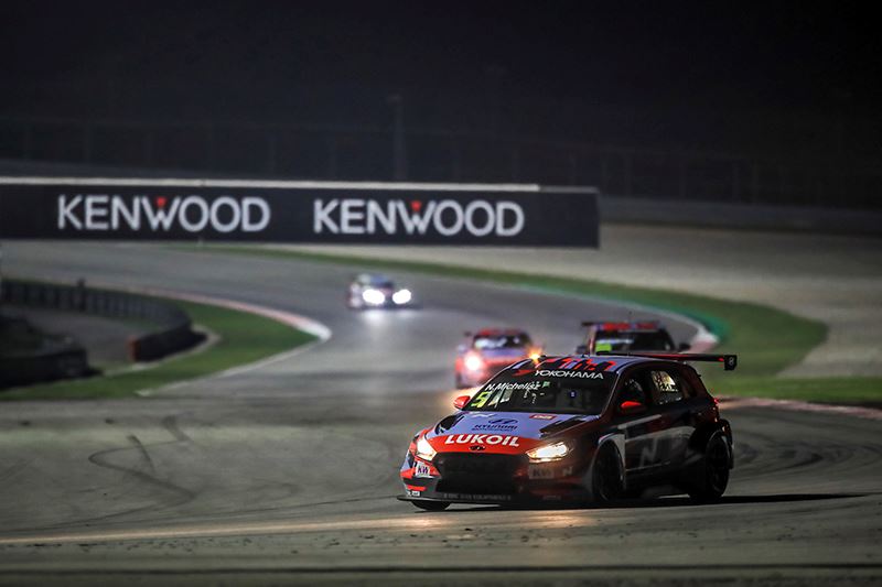 Norbert Michelisz aan de leiding in zijn Hyundai i30 N TCR.