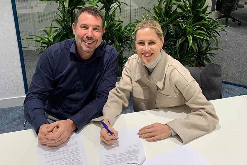 Linda Tol en Mike Belinfante, Manager Public Relations bij Hyundai Nederland, beklinken de samenwerking.