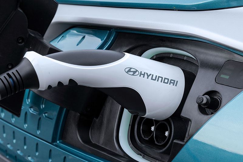 Het opladen van de Hyundai KONA Electric 39 kWh aan de wallbox thuis duurt 4 uur en 50 minuten.