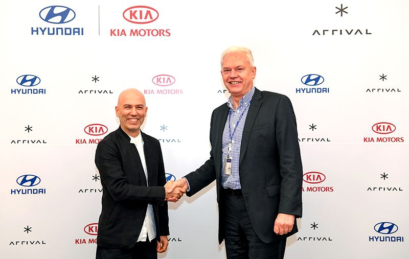 Albert Biermann (rechts) van Hyundai en Denis Sverdlov van Arrival.