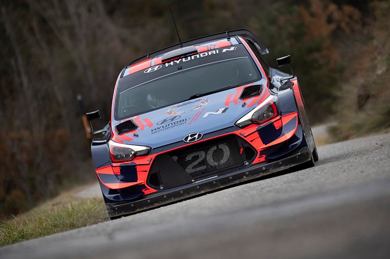 Rallyrijder Ott Tänak in actie in zijn Hyundai i20 WRC.
