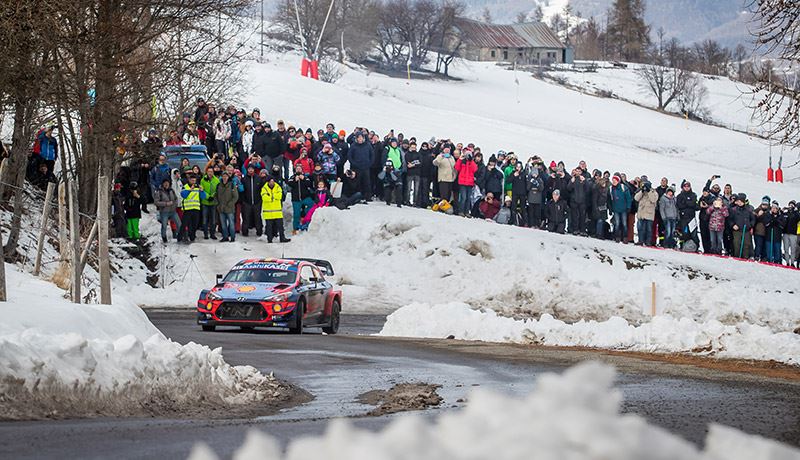 Hyundai-coureur Thierry Neuville in actie in de Rally van Monte Carlo 2020.