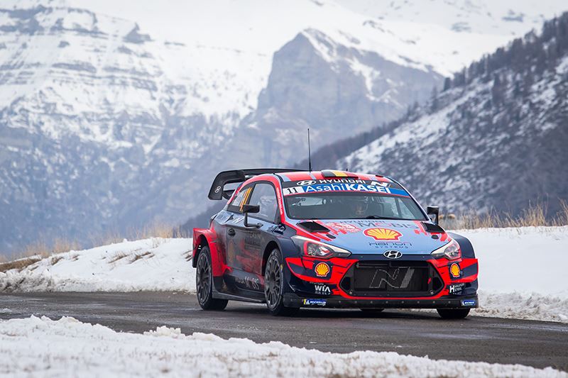 Hyundai-coureur Thierry Neuville in actie in de Rally van Monte Carlo 2020.
