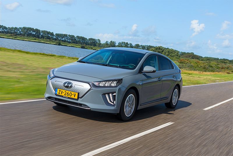 Met de Hyundai IONIQ Electric kun je de Elfstedentocht in een adem uitrijden.