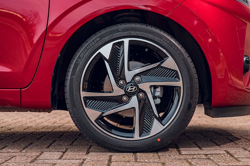 Auto & mobiliteit vindt ‘de Hyundai i10 i-Drive’ van nog geen dertien mille een verbazend geavanceerd autootje’.