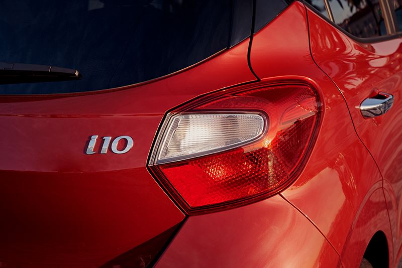 Volgens Autozine is niet bespaard op functionaliteit, ‘want het audiosysteem in de nieuwe Hyundai i10 heeft ook een DAB+ radio’.