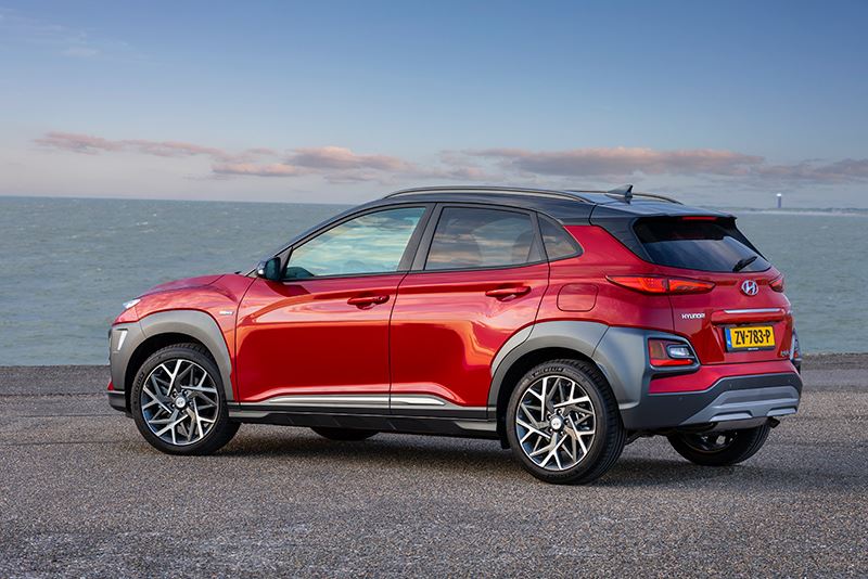 De Hyundai KONA Hybrid gebruikt elektrische aandrijving om verder te komen op een liter benzine.