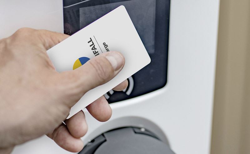 Met de laadpas die Vattenfall meelevert kan de berijder van een elektrische Hyundai ook eenvoudig onderweg opladen.