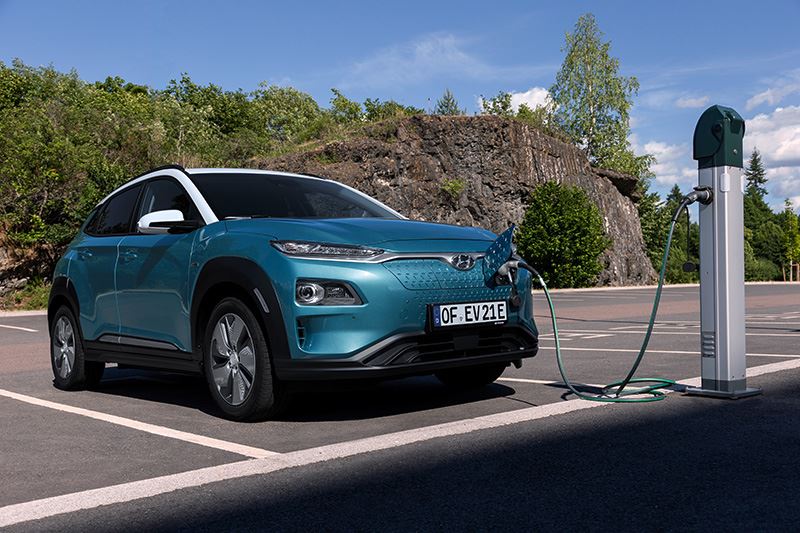 De KONA Electric met 64 kWh-batterijpakket kan volgens de WLTP-meetcyclus op een enkele acculading maar liefst 484 kilometer afleggen.