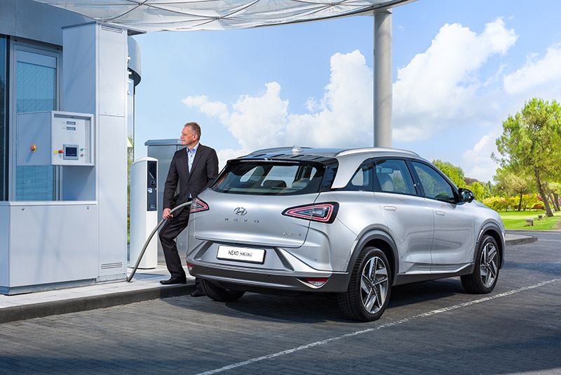 Waterstof tanken kan momenteel in Den Haag, Rhoon, Arnhem, Delfzijl en Helmond.