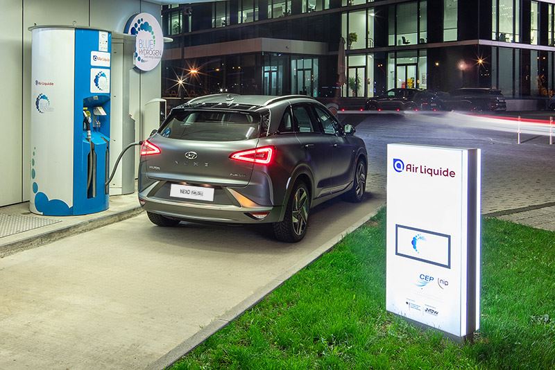 Nederland telt momenteel vijf vulpunten waar auto’s met een brandstofcel als de Hyundai NEXO waterstof kunnen tanken.