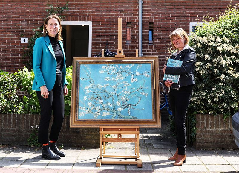 Saskia (rechts) ontvangt uit handen van algemeen directeur Van Gogh Museum Emilie Gordenker haar eigen Amandelbloesem. Foto: Mark Engelsman