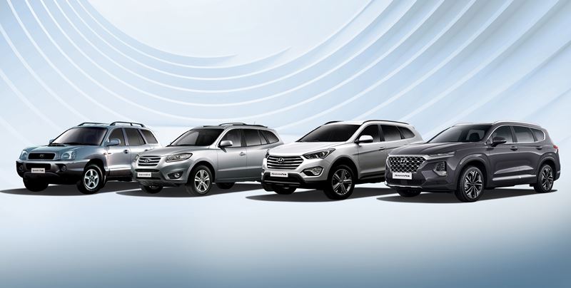 Van links naar rechts: de eerste, tweede, derde en vierde generatie Hyundai Santa Fe.